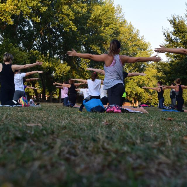 Cours de yoga en plein air dans un parc
