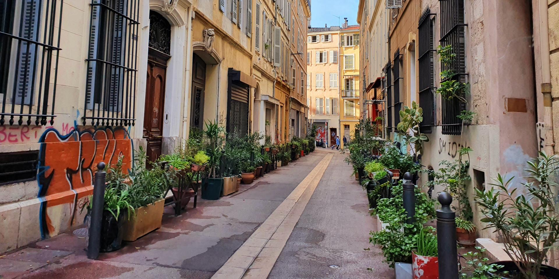 Ruelle végétalisée dans le quartier Noailles