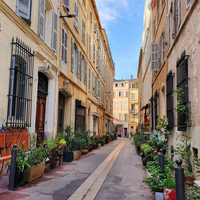 Ruelle végétalisée dans le quartier Noailles