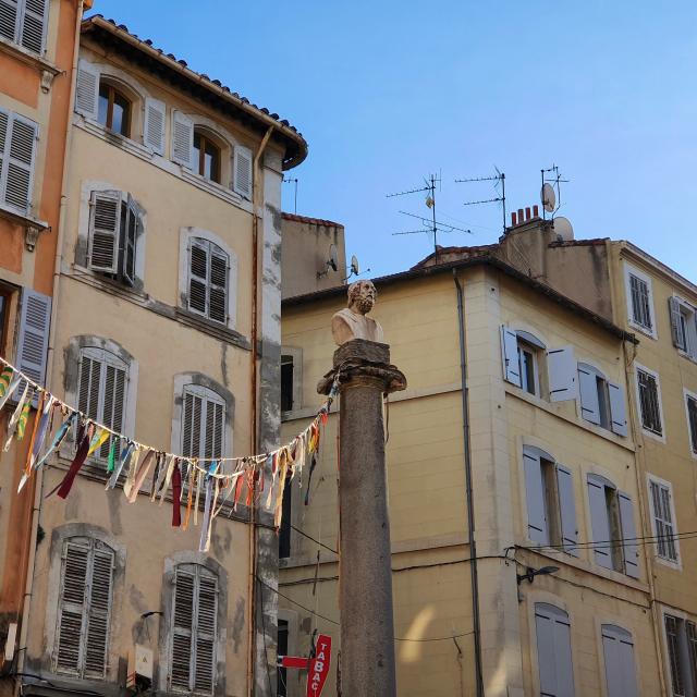 Colonne et façades dans le quartier Noailles