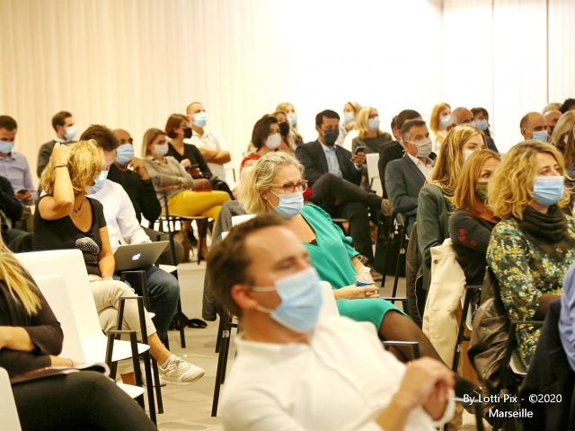 Salle de conférence avec des personnes masquées