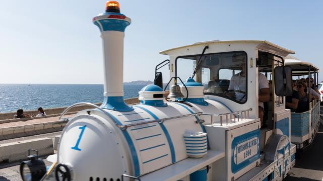 Petit train touristique sur la Corniche Kennedy, vue mer en arriere plan