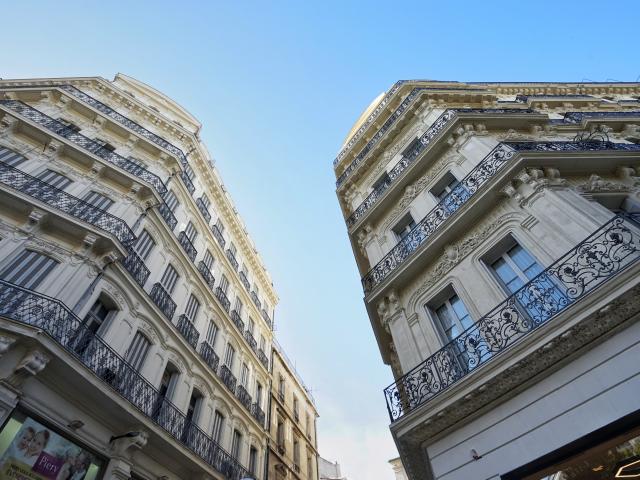 Façade et balcons d'un hôtel sur la canebièe