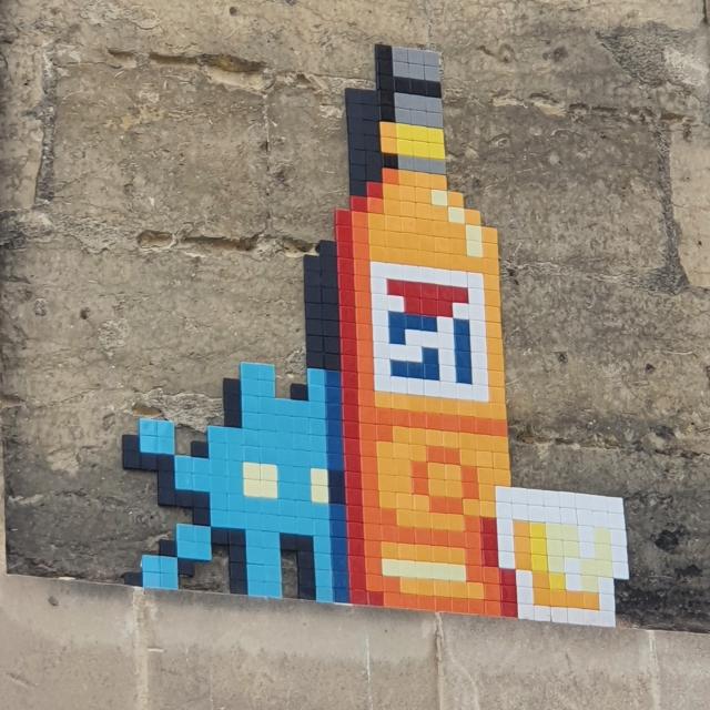 Mosaïque Space Invader à Marseille Bouteille de Pastis 51 et verre