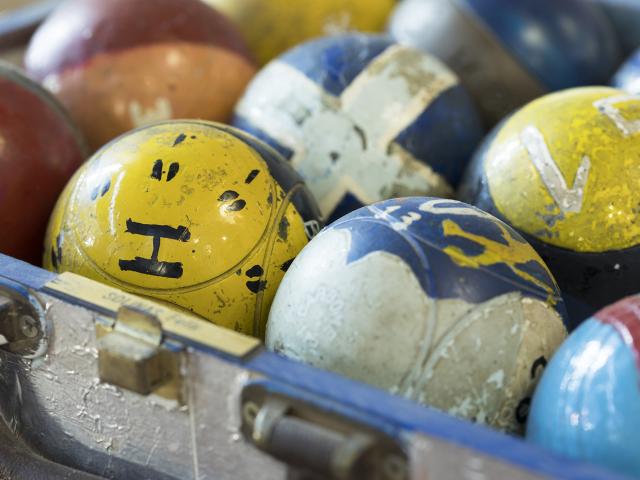 Boules de Pétanques colorées de la Boutique La Boule Bleue dans le quartier du Panier