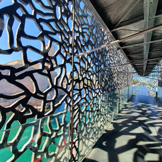 Vue intérieure sur la résile de béton du bâtiment du Mucem