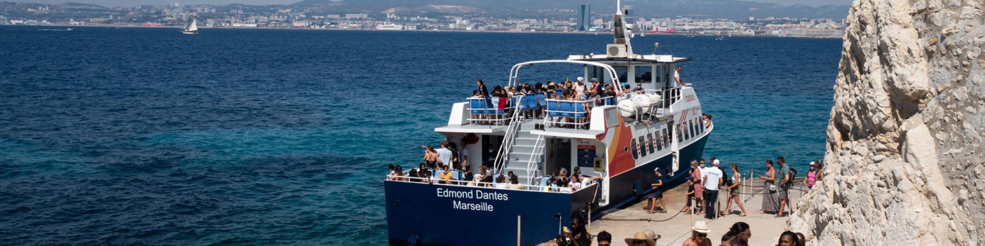 Arrivée du bateau navette sur le quai de l'île du Chateau d'If