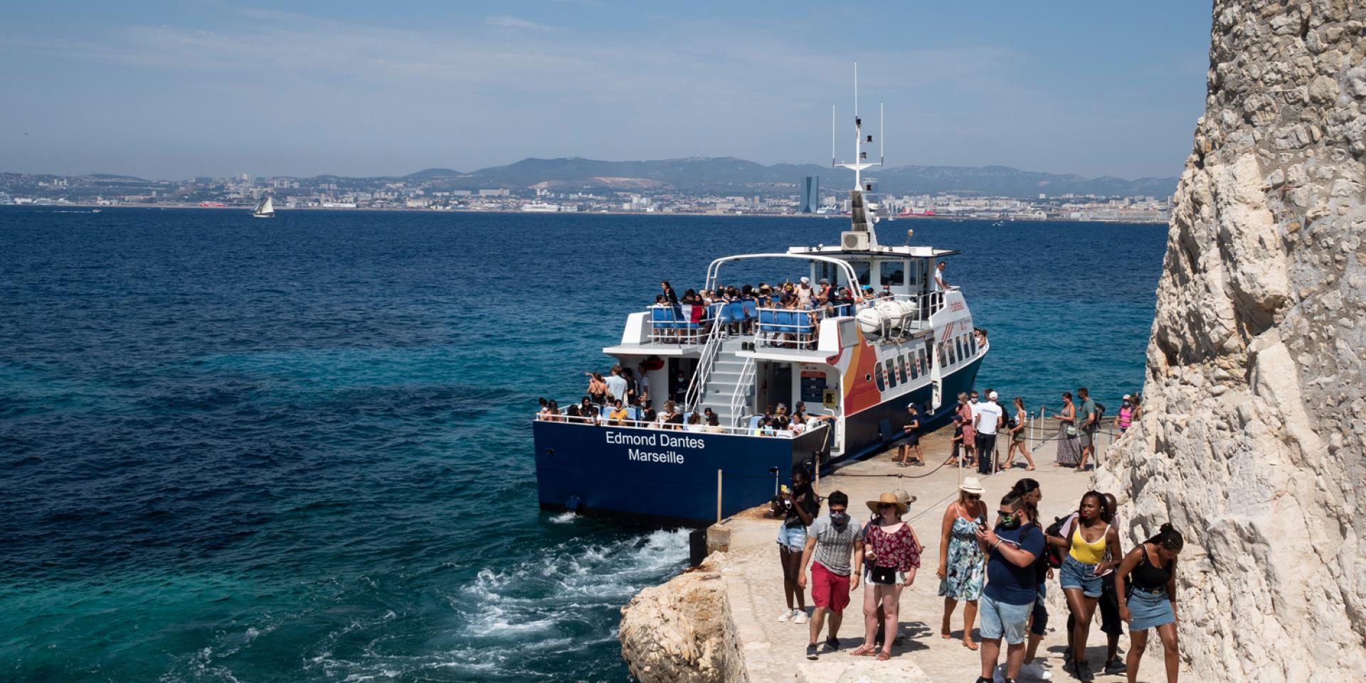 Arrivée du bateau navette sur le quai de l'île du Chateau d'If