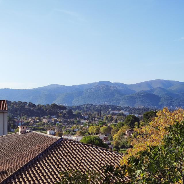 Colline du village de la treille