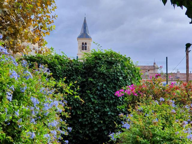 fleurs et verdure et clocher dans le village de l'Estaque