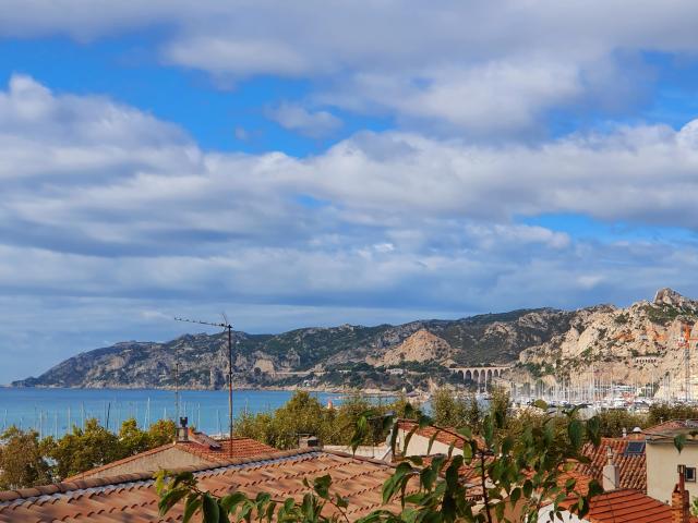 village de l'Estaque vue sur les toits et sur la rade