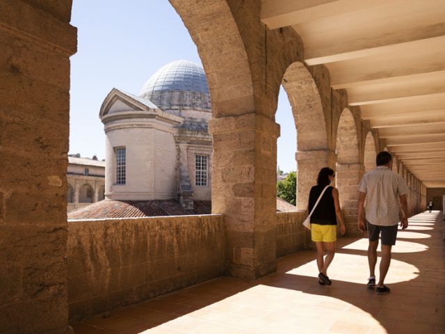 Arcade du centre de la Vieille Charité avec vue sur la chapelle