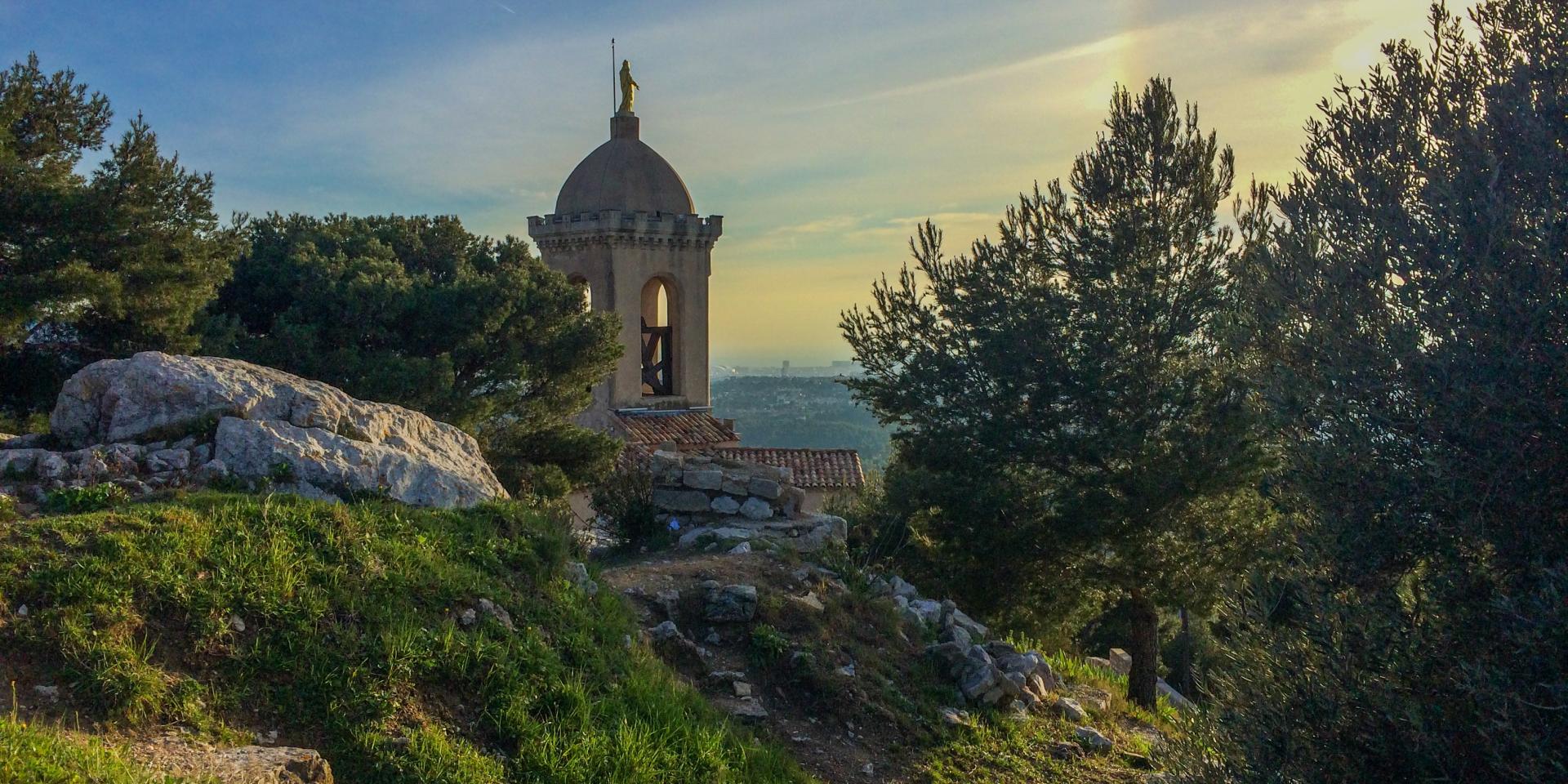 sentier de randonnée dans les collines d'allauch