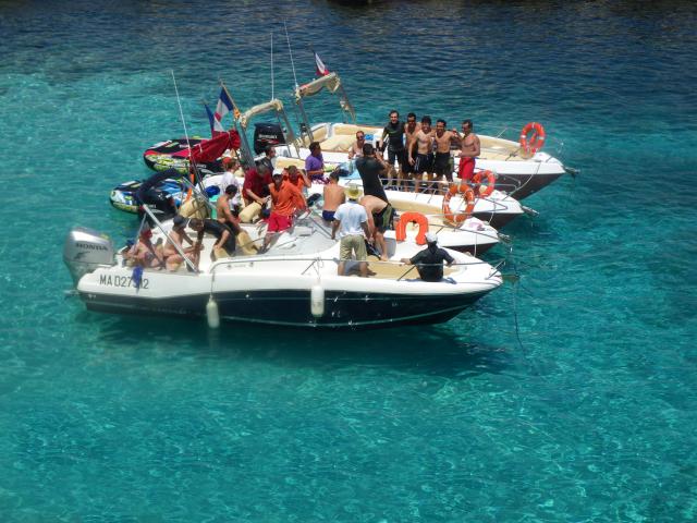 Groupe de personnes sur un bateau dans les calanques