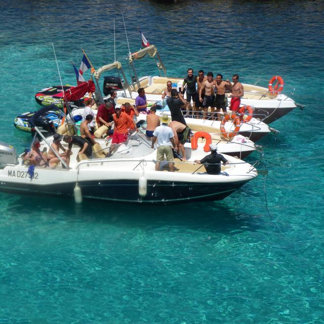 Groupe de personnes sur un bateau dans les calanques