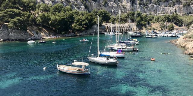 Calanque de port miou avec bateaux et eau turquoise