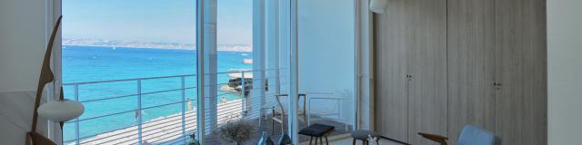 Vue d'une chambre de l'hôtel les bords de mer sur la mer