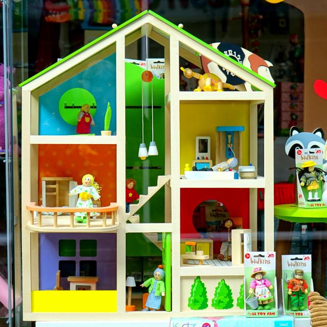 petite maison de poupée et jouets