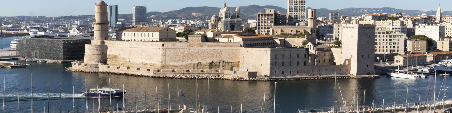 Vue sur le fort saint jean et le vieux port