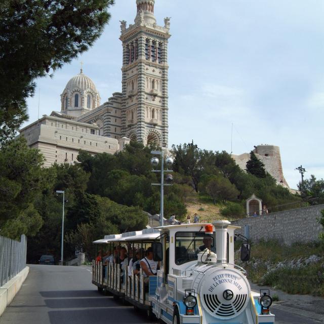 Petit train qui redescend de notre dame de la garde