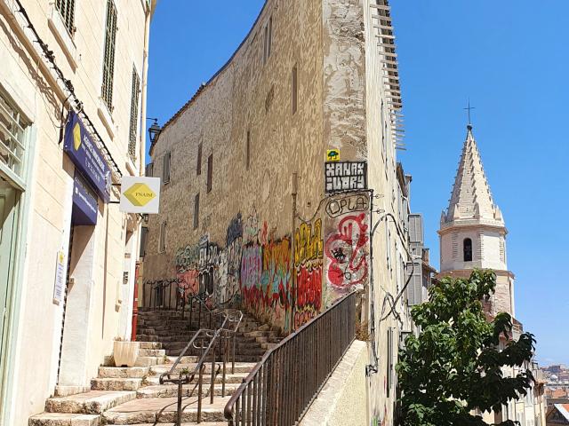 Ruelle du quartier du Panier à Marseille, clocher des Accoules