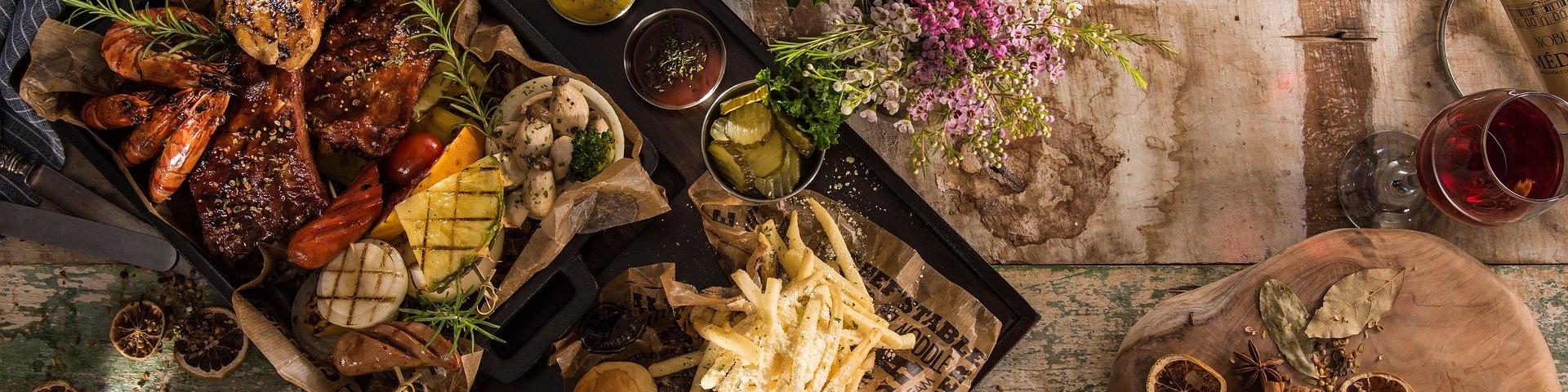 Plateau repas sur une table