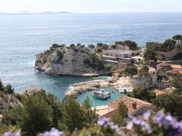 Vue sur la calanque de Niolon sur la Côte Bleue,