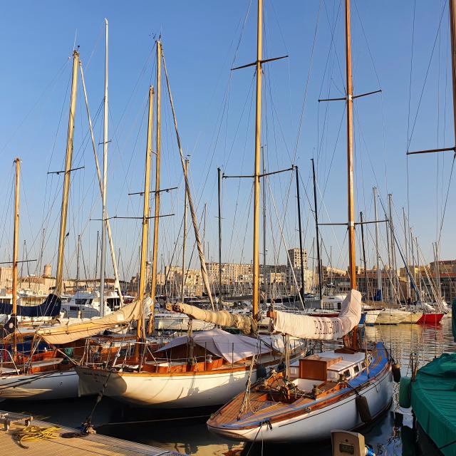 bateaux dans le vieux port de marseille