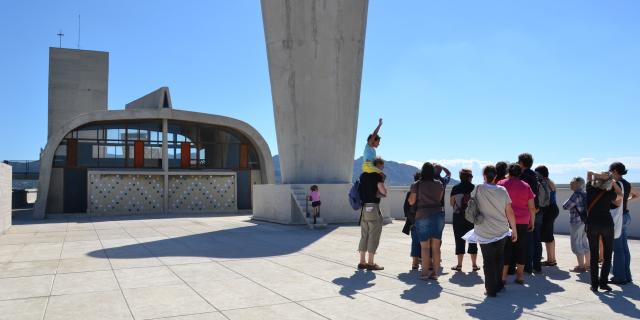 Groupe en visite sur le toit de la cité radieuse