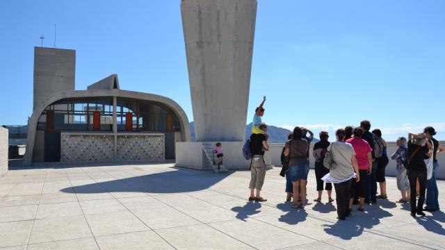 Groupe en visite sur le toit de la cité radieuse