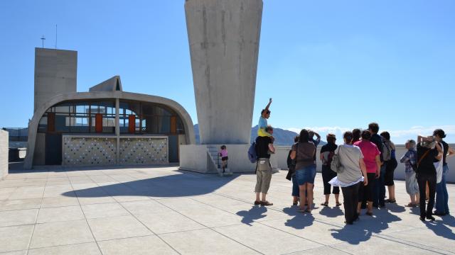 Groupe en visite sur le toit de la cité radieuse