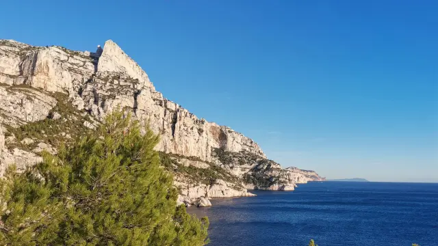 Hiking trail between Morgiou and Sugiton