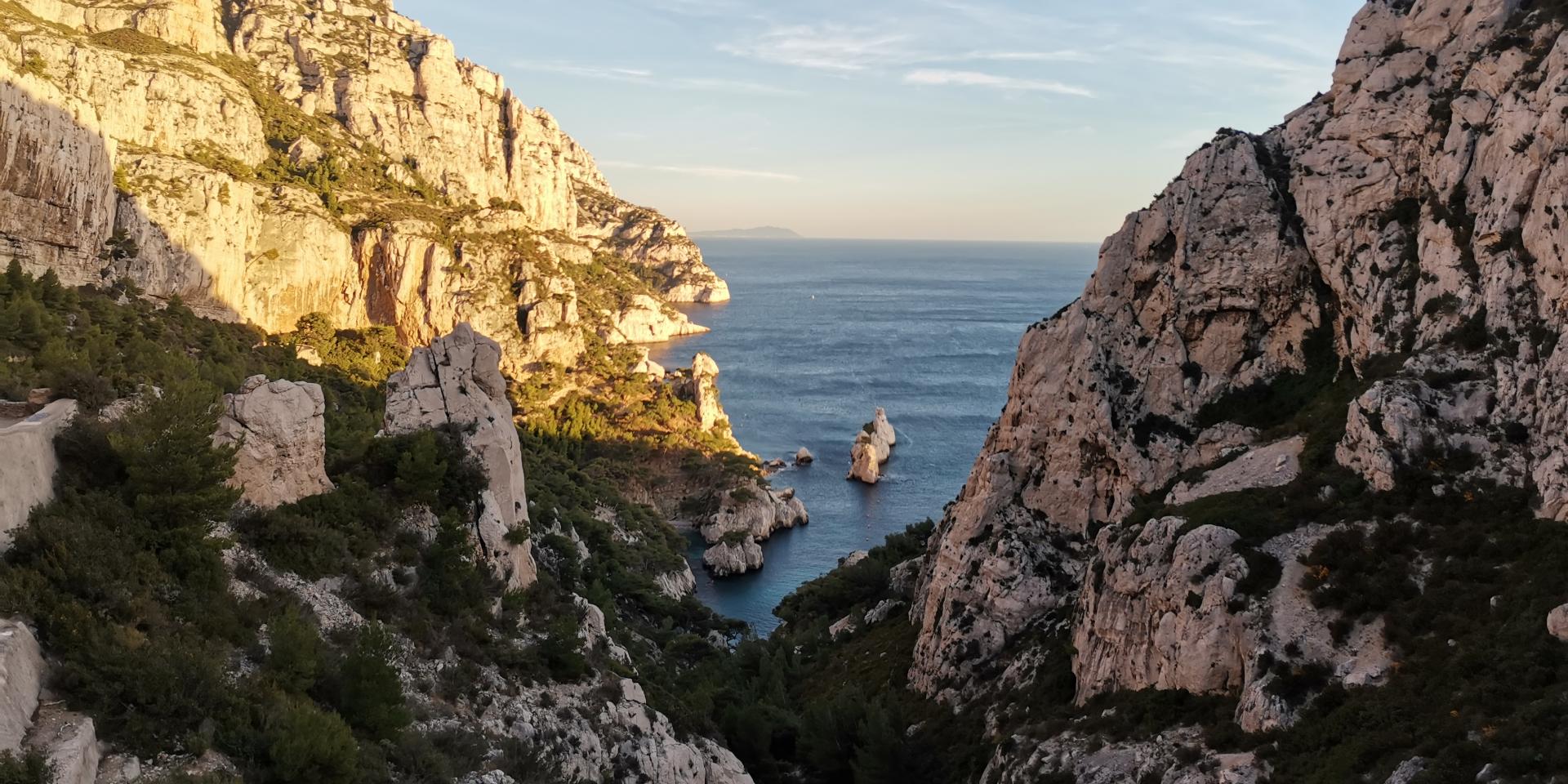 Vue sur la calanque de Sugiton