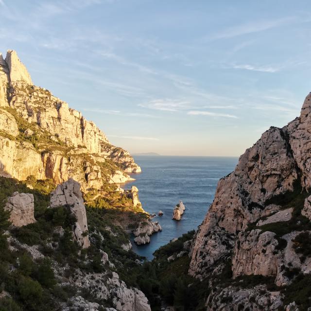 Vue sur la calanque de Sugiton