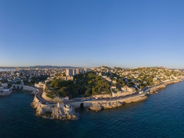 vue aerienne sur la corniche kennedy à marseille