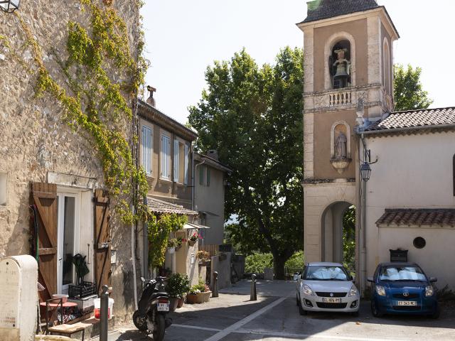 Place du village de la treille avec clocher