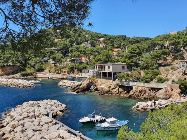 Calanque de Mejean avec cabanons et bateaux