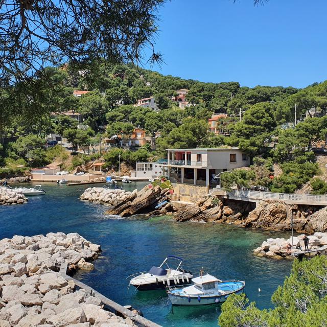 Calanque de Mejean avec cabanons et bateaux