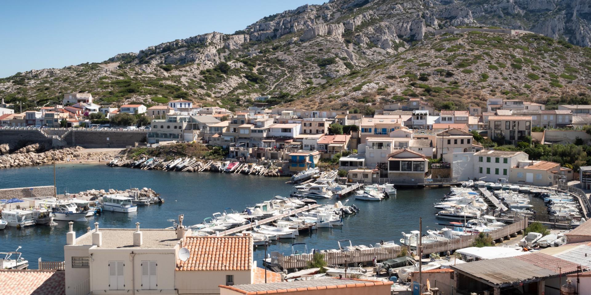 Vue sur le port du village des Goudes