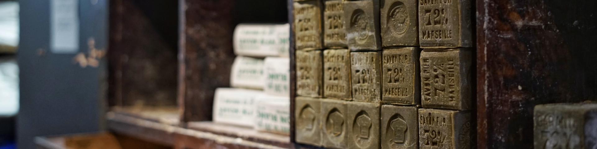 Savons posés sur dans une armoire