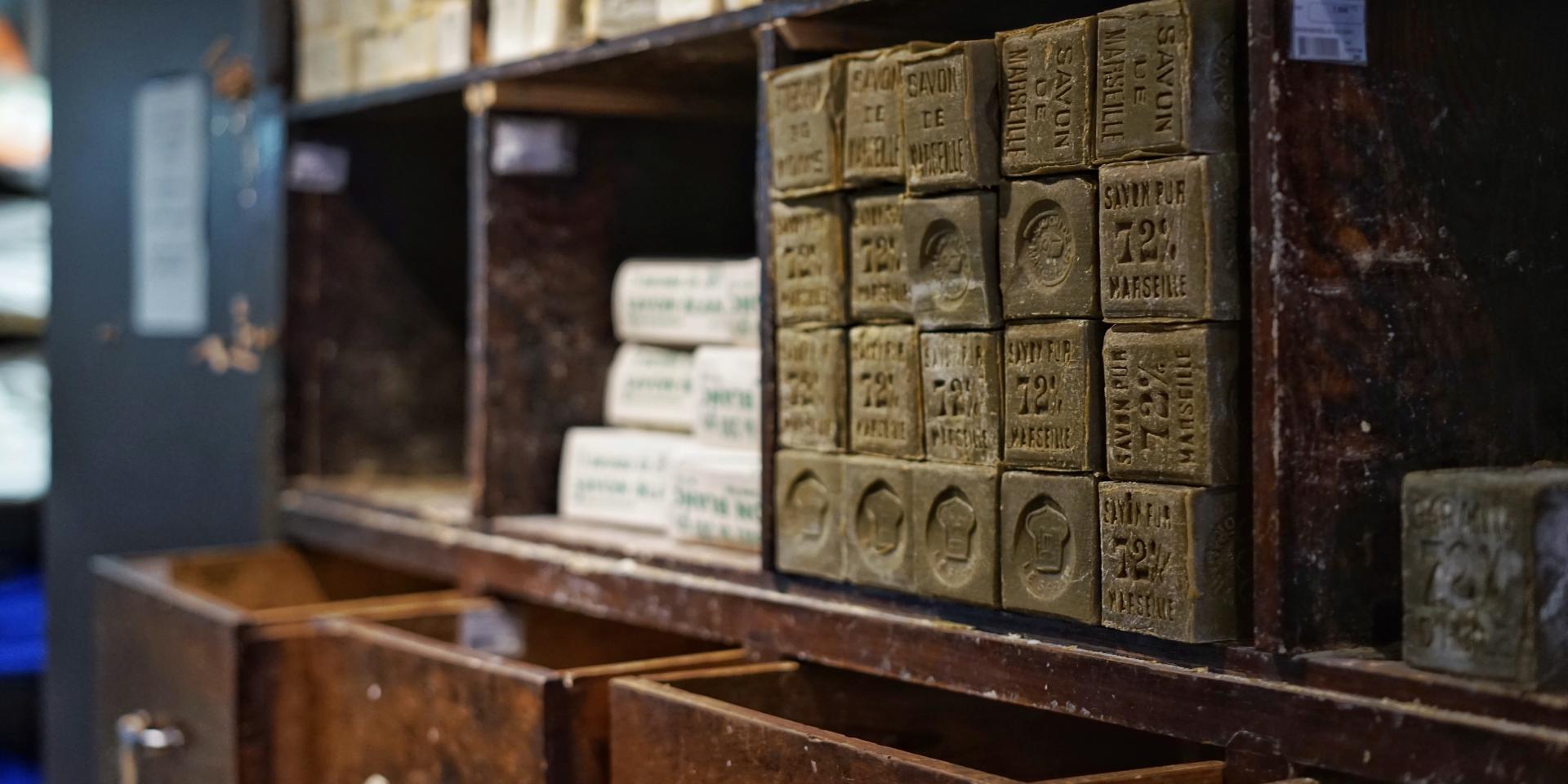 Savons posés sur dans une armoire