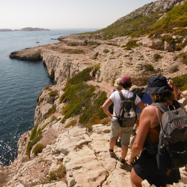 Marcheurs dans la calanque de Podestat