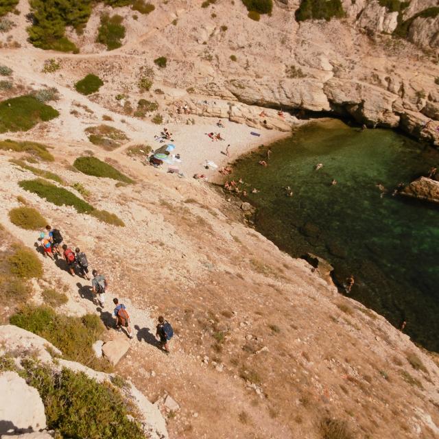 Marcheurs dans la calanque de Podestat