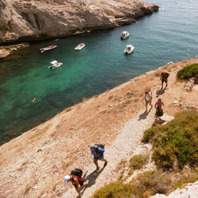 Marcheurs dans la calanque de Podestat