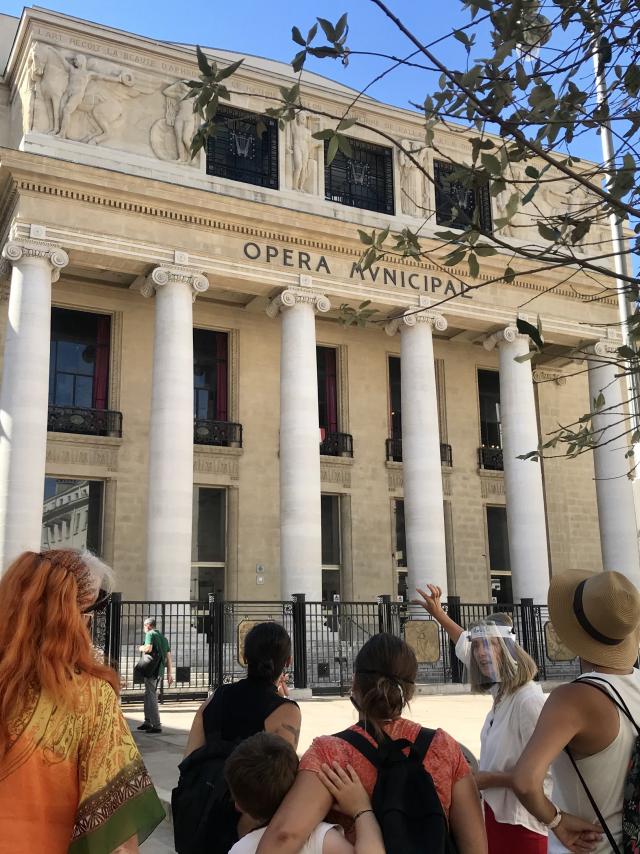 Groupe de visiteurs devant l'opéra municipal