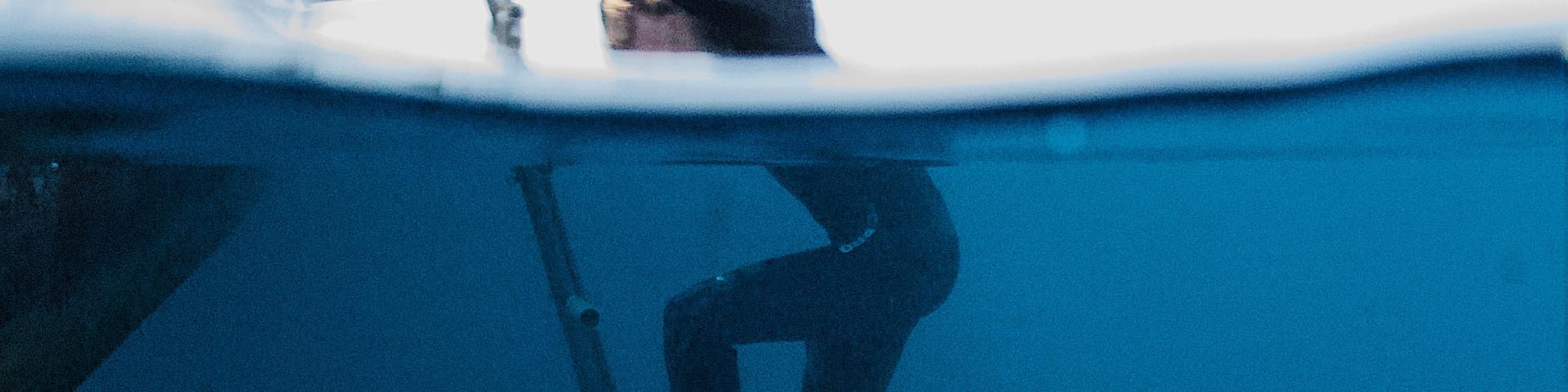 Plongeur qui remonte à bord d'un bateau