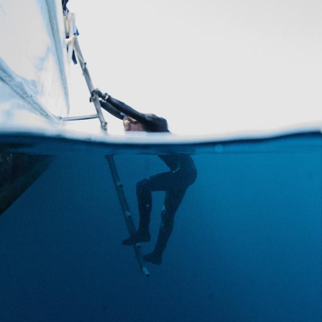 Plongeur qui remonte à bord d'un bateau
