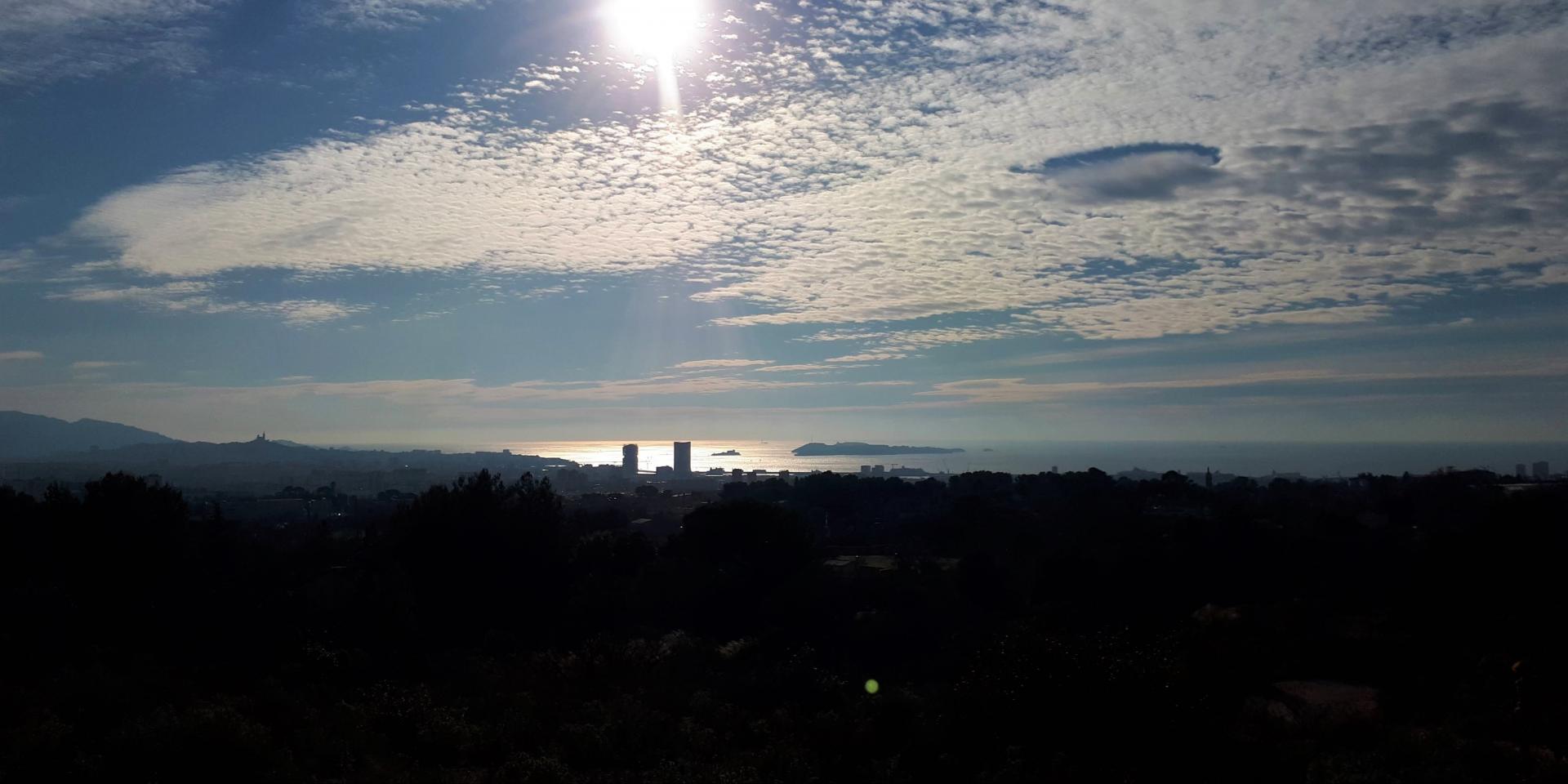 Vue sur marseille et les iles du frioul
