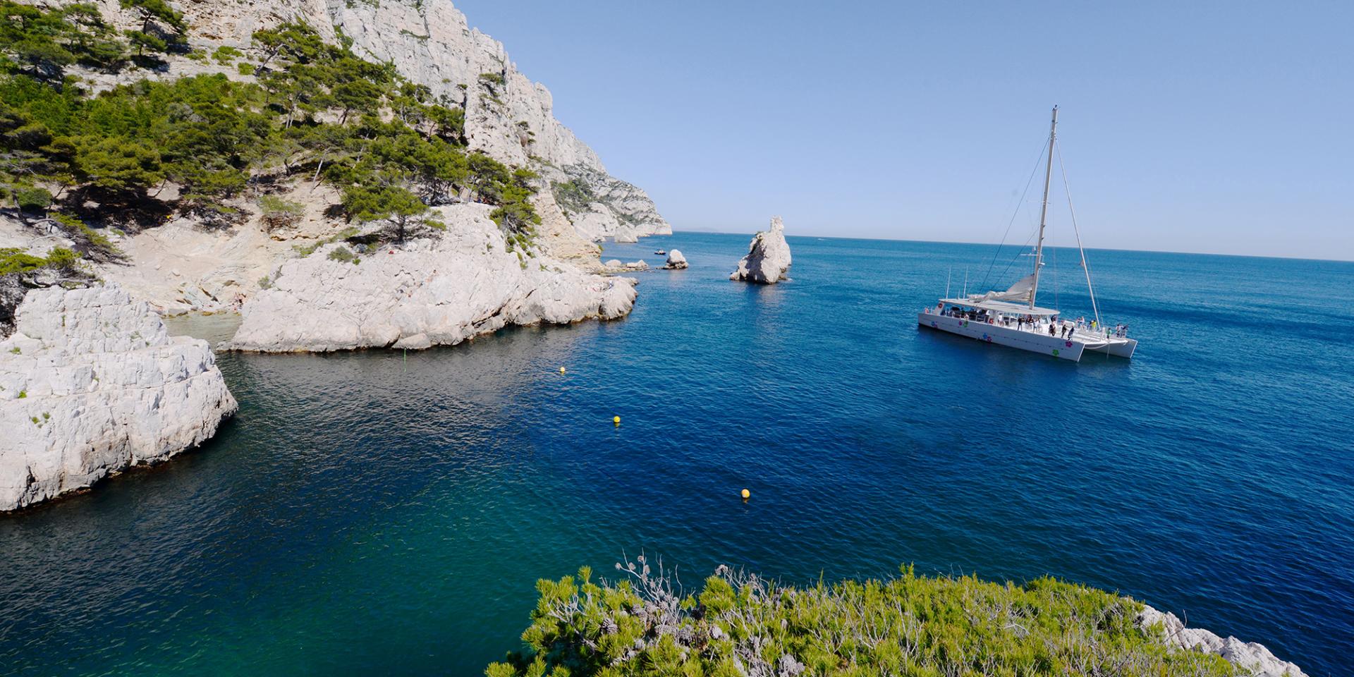 Catamaran dans les calanques