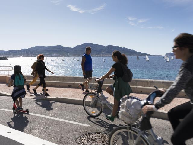 promeneur et vélo sur la corniche kennedy à Marseille